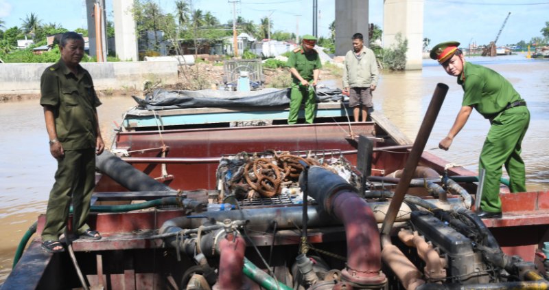 La policia del barrio de Tan Ngai sorprendio in fraganti un vehiculo acuatico almacenando 12 m3 de arena ilegal. Foto: proporcionada por la policia.
