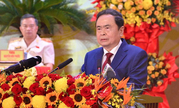 Tran Thanh Man氏 - 国会の議長であるPolitburoのメンバー - は、Khanh Hoaが発展するための達成された志向の結果を指示し、認めたスピーチを行いました。写真：Huu Long