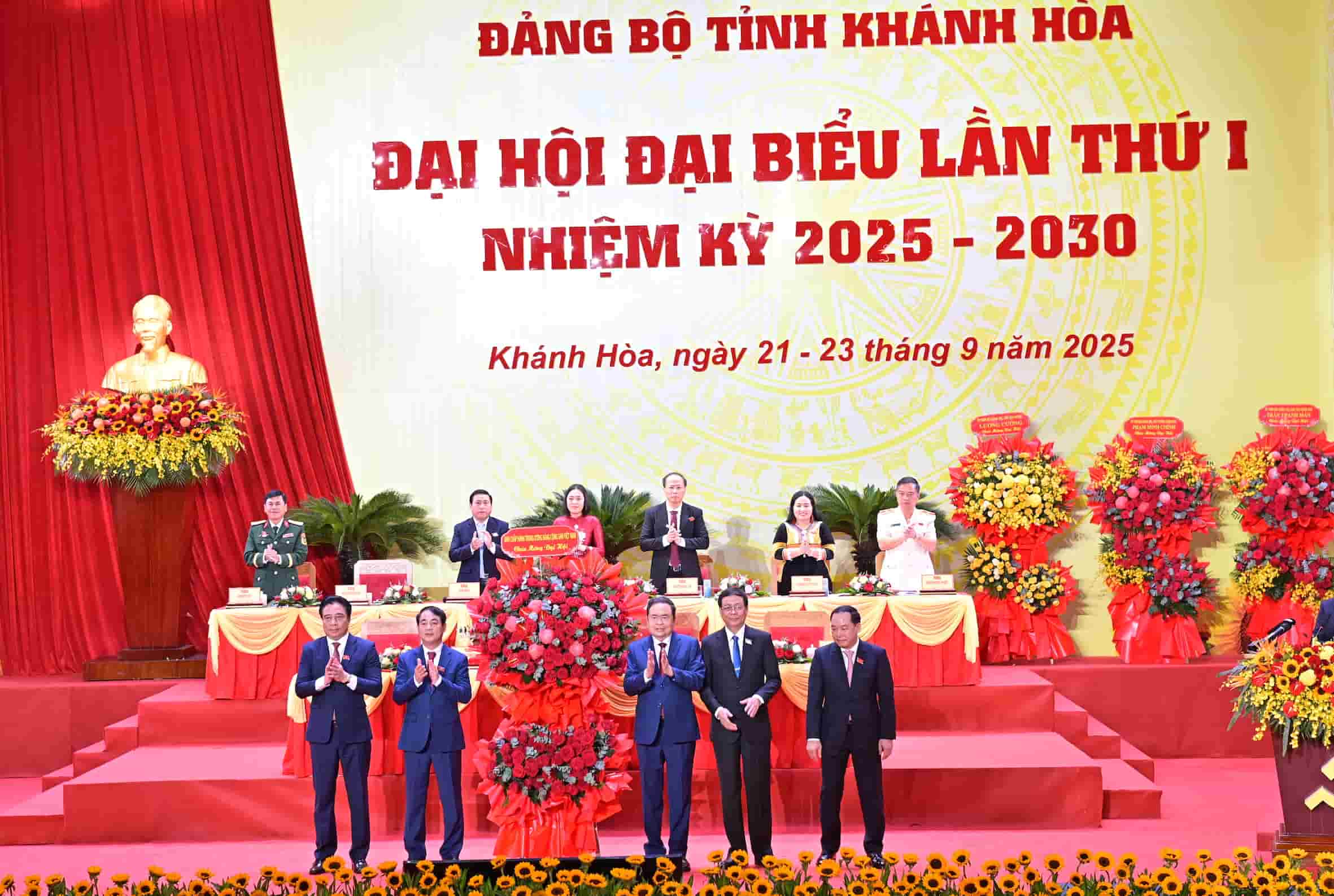Thay mat Bo Chinh tri, ong Tran Thanh Man ghi nhan cac ket qua dat duoc cua Dang bo, chinh quyen va Nhan dan Khanh Hoa trong nhiem ky vua qua. Anh: Huu Long 