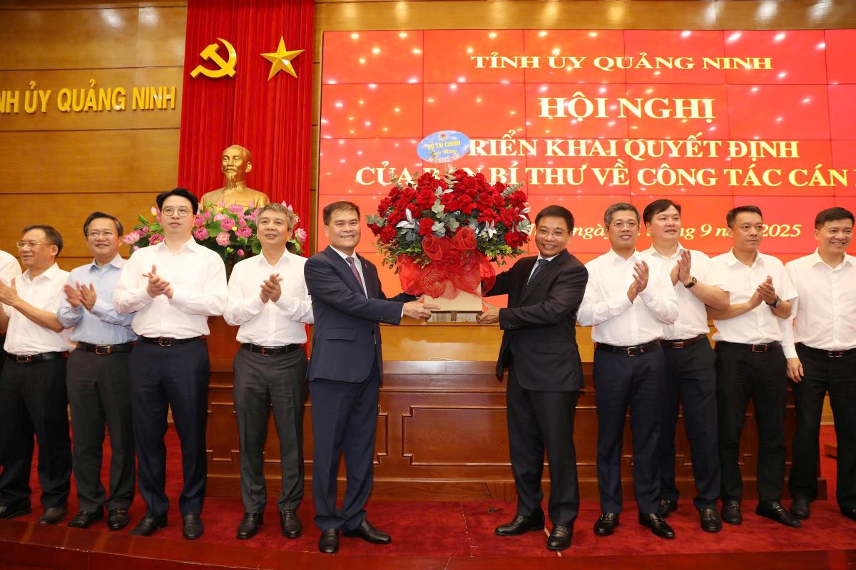 Bo truong Bo Tai chinh Nguyen Van Thang chuc mung ong Bui Van Khang nhan nhiem vu moi tai Quang Ninh. Anh: Nguyen Hung