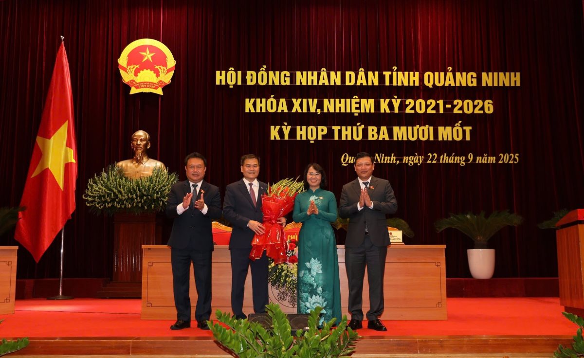 Leaders of the People's Council of Quang Ninh province congratulated the new Chairman of the People's Committee of Quang Ninh province, Bui Van Khang (2nd, from left). Photo: Nguyen Hung