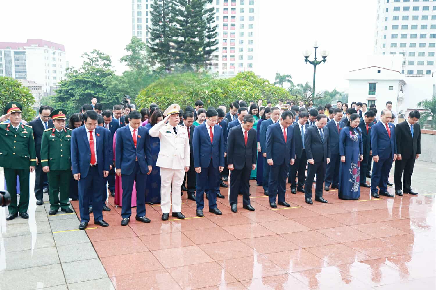 타이응우옌 대표단이 대회 개막을 앞두고 향을 피우고 있습니다. 사진: 타이응우옌 GOP