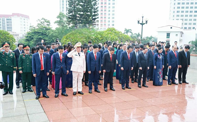 The Thai Nguyen delegation offered incense before the Congress. Photo: Thai Nguyen GOP