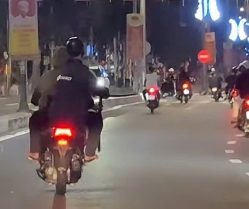 Thanh thieu nien thao bien so, cam hung khi, di theo nhom tai Da Nang luc 3h sang. Anh: Tran Thi