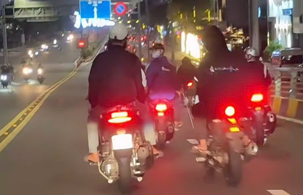 Youths are chaotic on the streets of Da Nang all night, livestreaming on TikTok. Photo: Tran Thi
