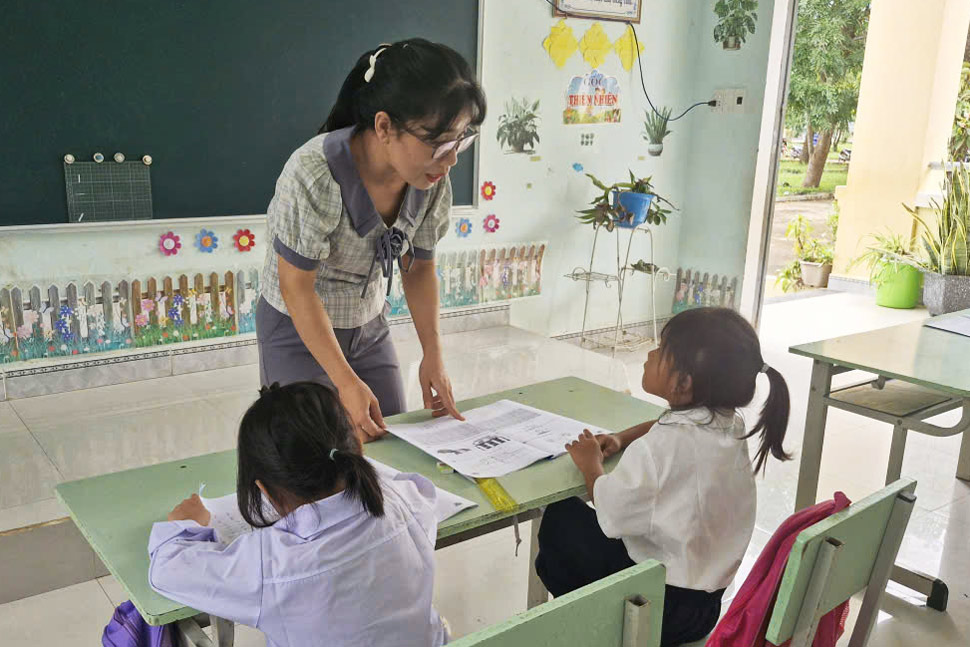 The teacher lectures to primary school students in Ia Mo commune - one of the 7 border communes of Gia Lai province. Photo: Hoai Phuong