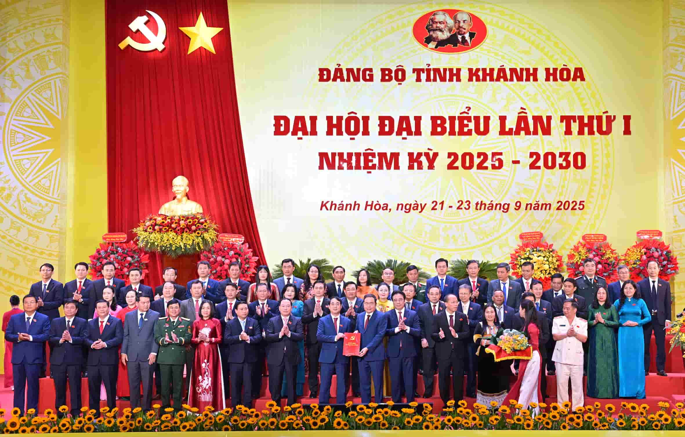 Chu tich Quoc hoi Tran Thanh Man trao quyet dinh va tang hoa chuc mung Ban Chap hanh Dang bo tinh nhiem ky 2025 - 2030. Anh: Huu Long
