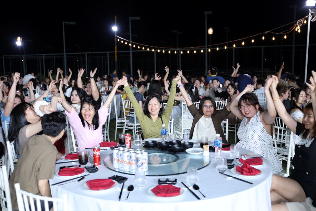 Doan vien, nguoi lao dong tham gia dem galadinner day hung khoi. Anh: CDCS