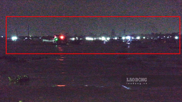 A travers la nuit des marches d'extraction de sable penetrant sur la riviere Tien