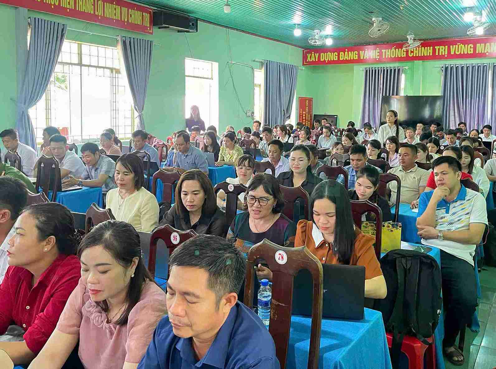 Cac can bo, cong chuc, vien chuc...o xa bien gioi Ia Lop tham du buoi tap huan. Anh: Bao Trung
