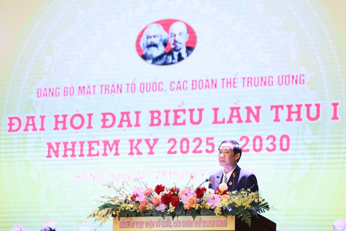 El Sr. Nguyen Thai Hoc - Subsecretario del Comite del Partido del Frente de la Patria y las organizaciones centrales presenta el Informe que resume las opiniones al Proyecto de Documentos presentados a la XIV Asamblea General del Partido. Foto: Hai Nguyen