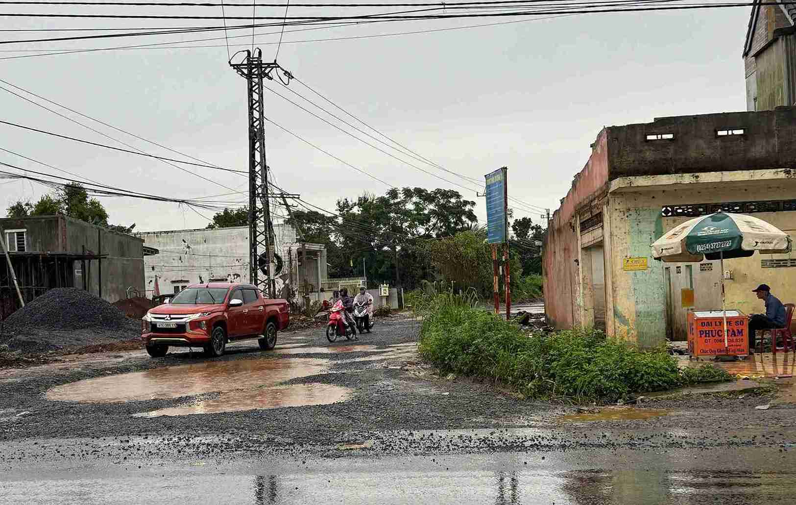 A section of the Ho Chi Minh Road Project, the section avoiding the East of Buon Ma Thuot (Dak Lak province) through Cuor Dang commune, cannot be constructed due to land clearance problems. Photo: Bao Trung