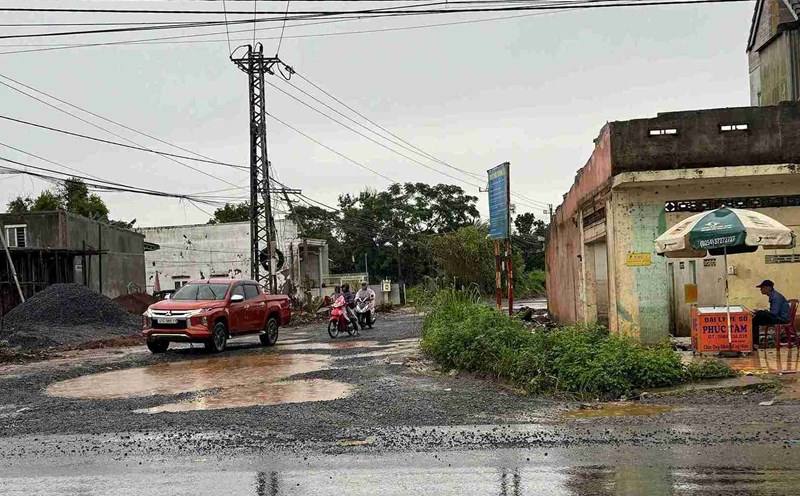 A section of the Ho Chi Minh Road Project, the section avoiding the East of Buon Ma Thuot (Dak Lak province) through Cuor Dang commune, cannot be constructed due to land clearance problems. Photo: Bao Trung