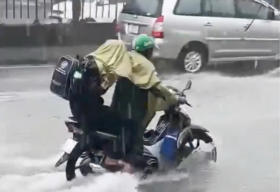 Nguoi dan, hoc sinh di lai kho khan trong con mua sang 22.9. Anh nguoi dan cung cap