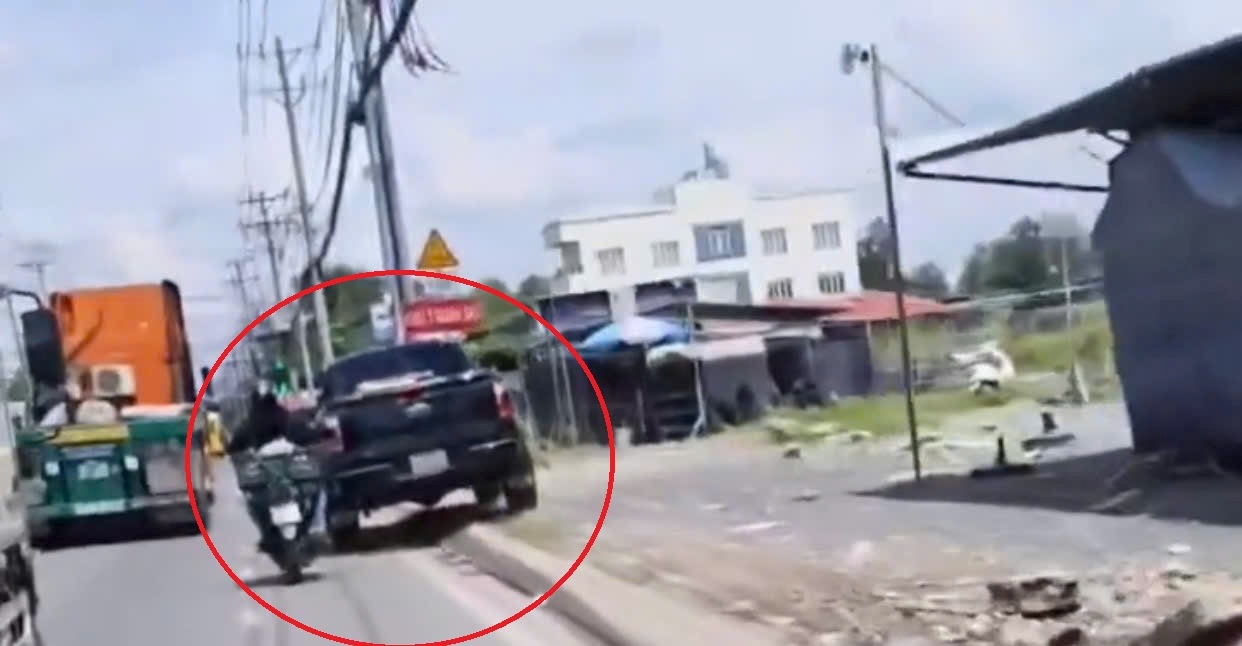 Image of a pickup truck driver climbing the sidewalk to avoid congestion. Photo: Dong Hoang