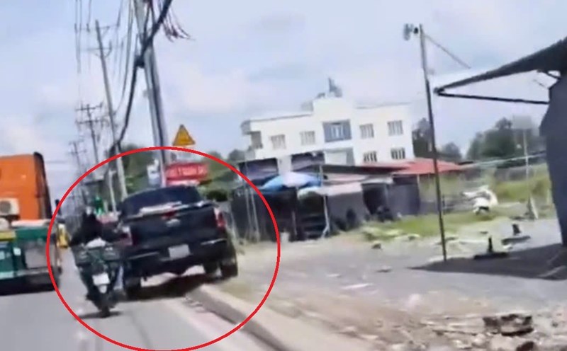 Image of a pickup truck driver climbing the sidewalk to avoid congestion. Photo: Dong Hoang