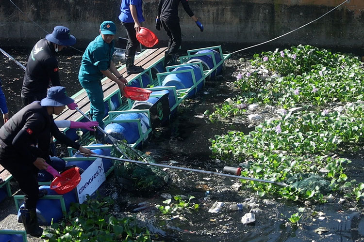Installment of a 2.0 garbage barrier, saving polluted wings for the Black Water Canal in Ho Chi Minh City