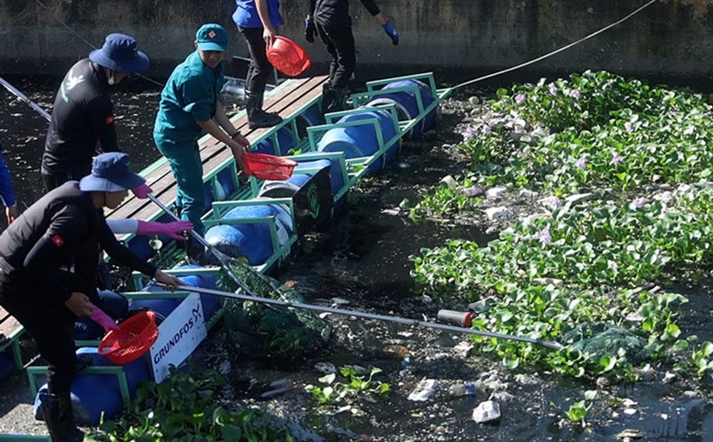 Installment of a 2.0 garbage barrier, saving polluted wings for the Black Water Canal in Ho Chi Minh City