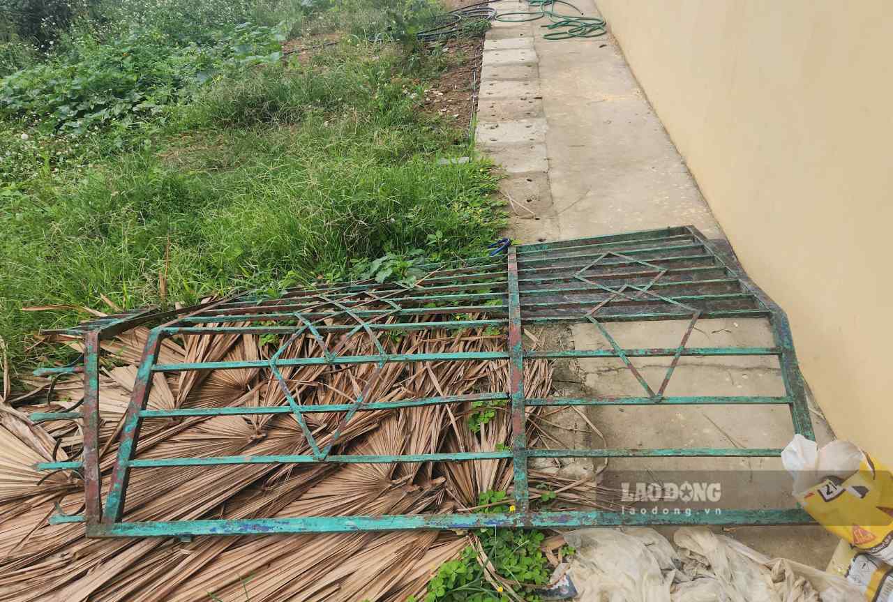 Cong sat da duoc di doi de phuc vu viec hoc cua hoc sinh tai truong, khu vuc tru bi sap duoc giu nguyen nham phuc vu cong tac dieu tra. Anh: Van Duc