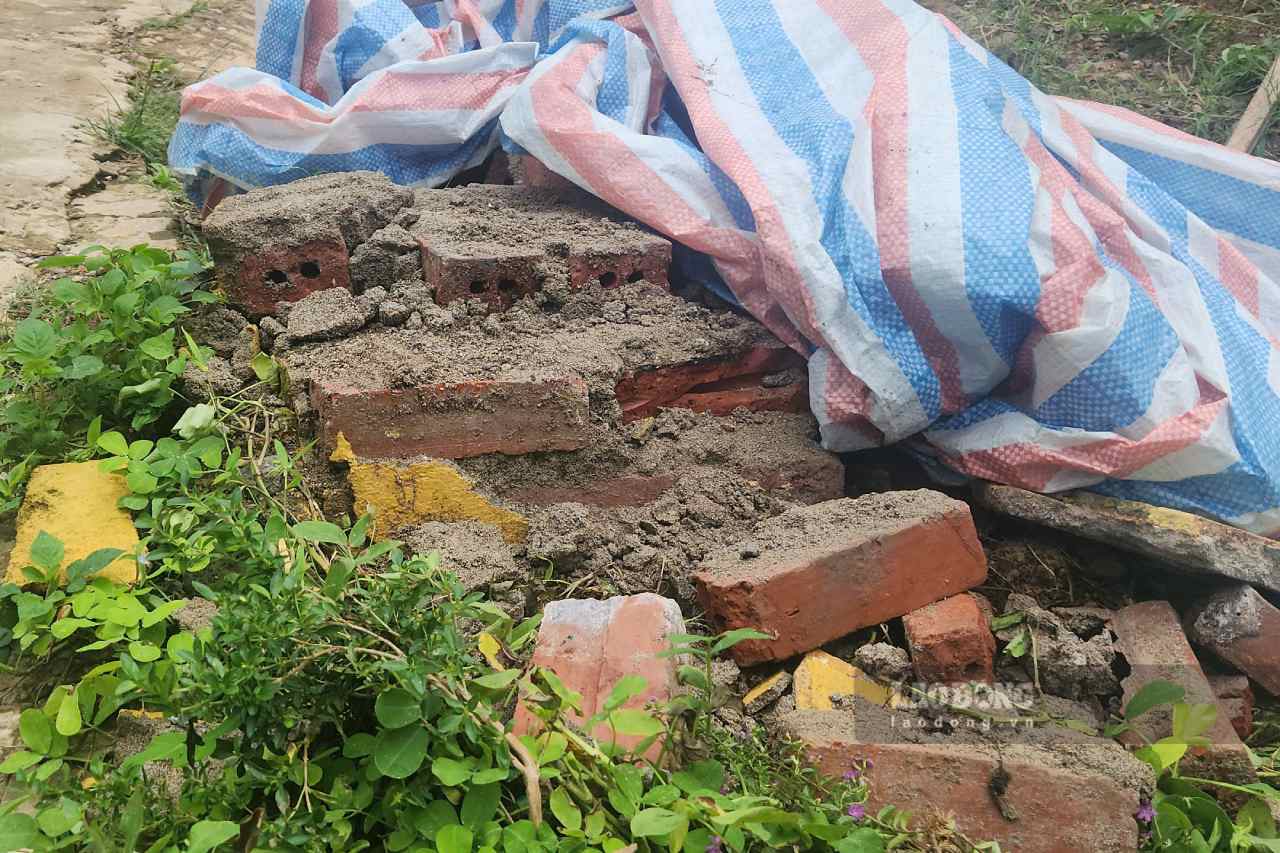 The school's iron gate has no concrete or steel reinforced. Photo: Van Duc