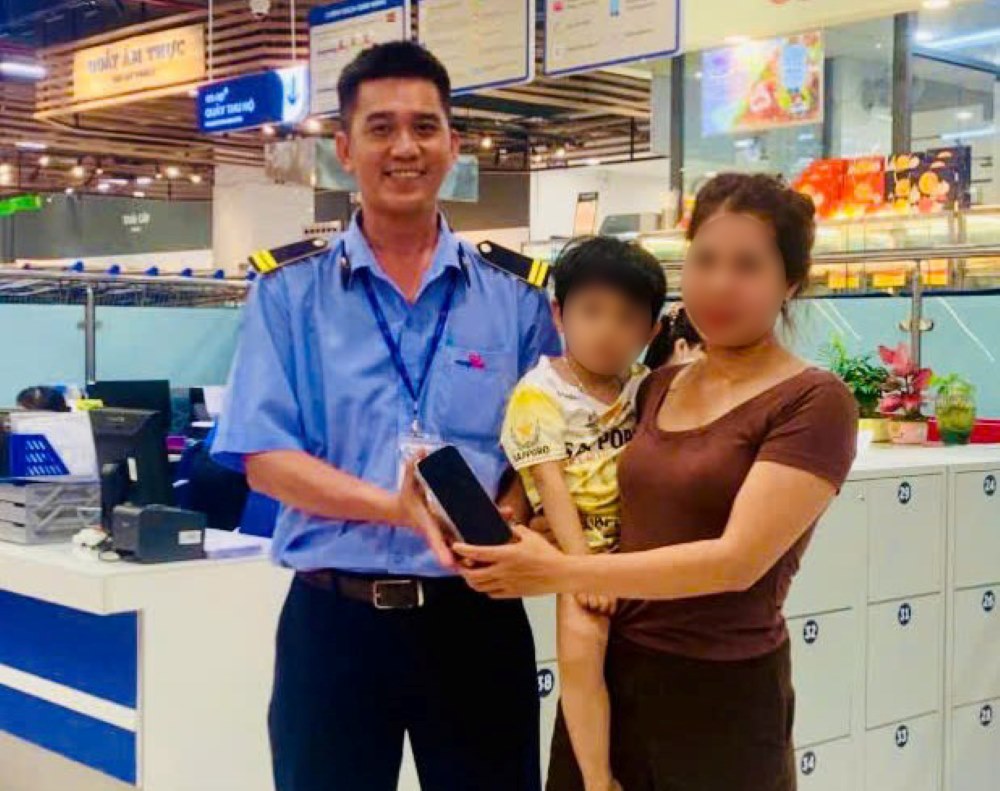 Nhan vien bao ve Nguyen Van Tho trao lai dien thoai cho nguoi danh roi. Anh: Nguyen Loan