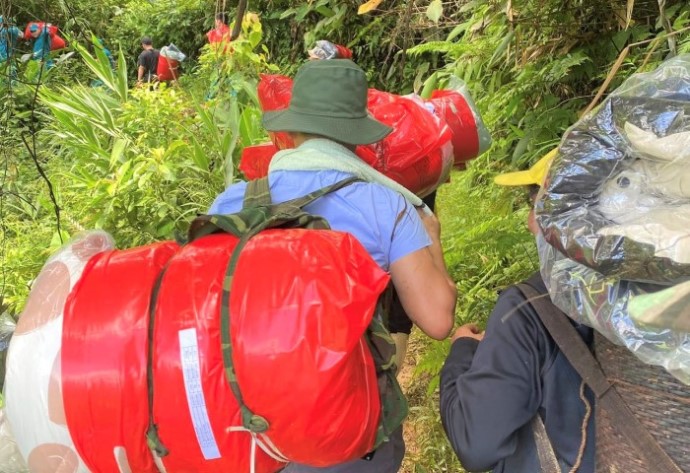 Tren vai moi thanh vien la balo gan 40 kg, duoi chan con duong doi doc, ben trai vuc sau, ben phai nui cao. Anh: Song Han