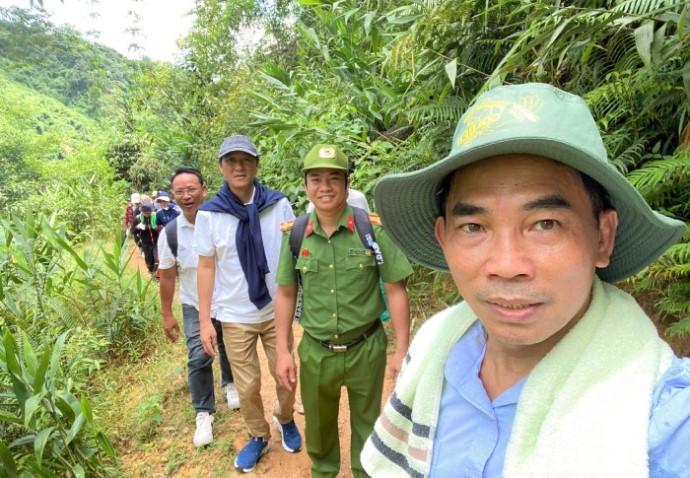 Doan thien nguyen co su tham gia ho tro cua Cong an xa va to bao ve an ninh trat tu co so xa Avuong - TP Da Nang. Anh: Song Han