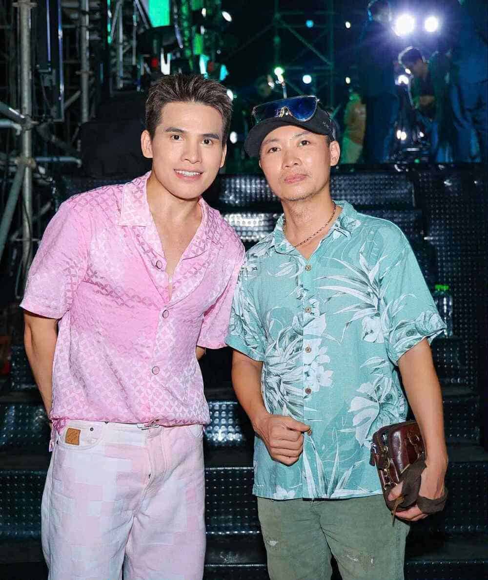 Ca si Quoc Thien ben dao dien Van Nguyen. Anh: Ban to chuc