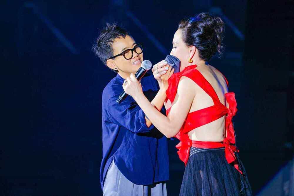 ミュージシャンのPhuong Uyenは、観客から歓声を得るために、舞台で歌手Thanh Haの世話をします。写真：組織委員会