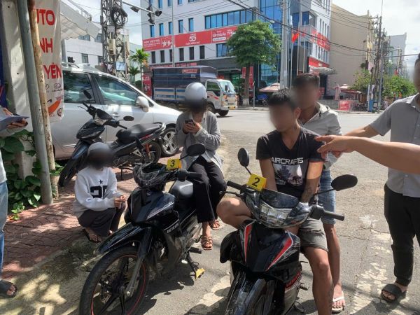 L'agence d'enquete reconstruit les lieux du vol a l'arrache de telephones de Mme T. Photo : Police