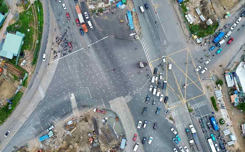 Confusion between the road markings at the An Phu intersection in Ho Chi Minh City.