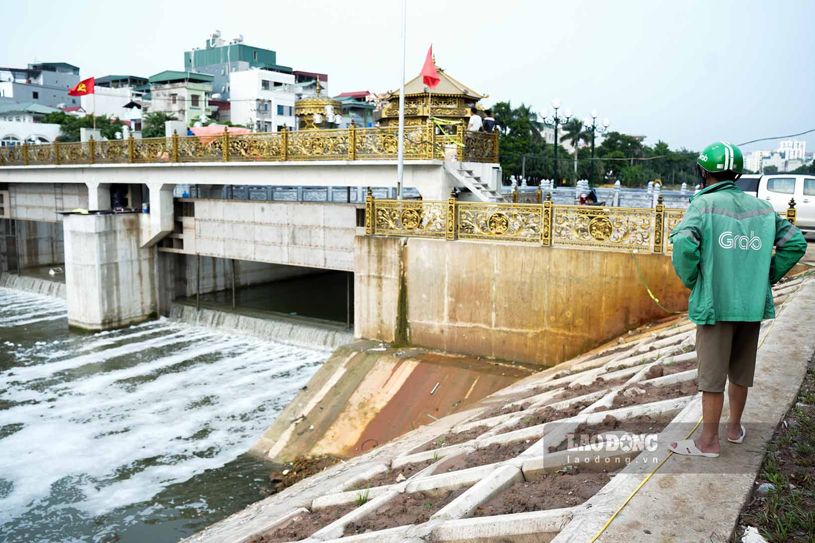 Dap dang tai cau Quang da van hanh. Anh: Huu Vu