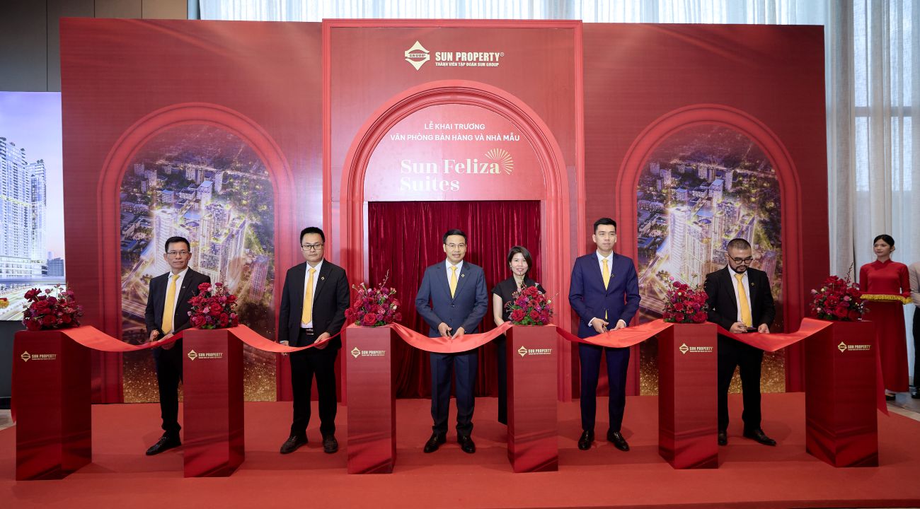 Dai dien Sun Group cat bang khai truong van phong ban hang Sun Gallery Tay Ho va nha mau Sun Feliza Suites. Anh: Anh Duong