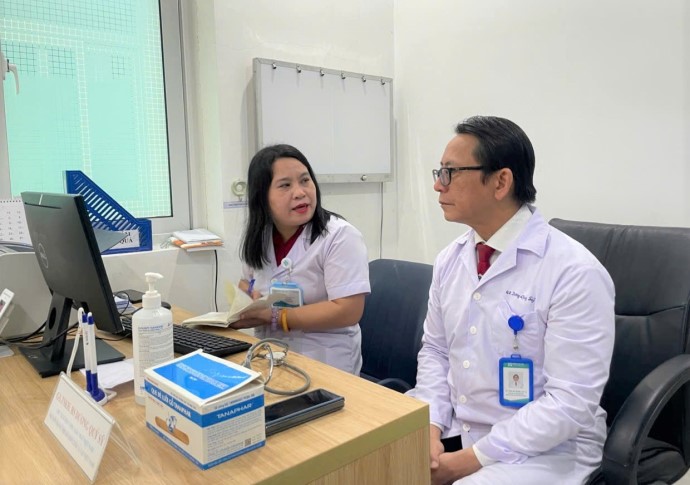 GS.TSKH Duong Quy Sy - Chu tich Hoi Giac ngu Viet Nam; Chuyen gia dau nganh trong linh vuc Ho hap va Roi loan giac ngu; Nguyen Pho Giam doc Benh vien Dai hoc Y Duoc TP. HCM; ; Nguyen dai su Hoi Ho hap Chau Au tai Viet Nam. Anh: Song Han