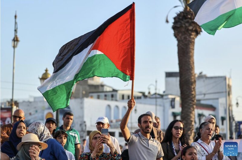 팔레스타인 깃발을 든 시민들이 2025년 7월 31일 라바트 빈 모로코 빈에서 팔레스타인 사람들을 지지하는 시위에 참여하고 있습니다. 사진: 신화통신