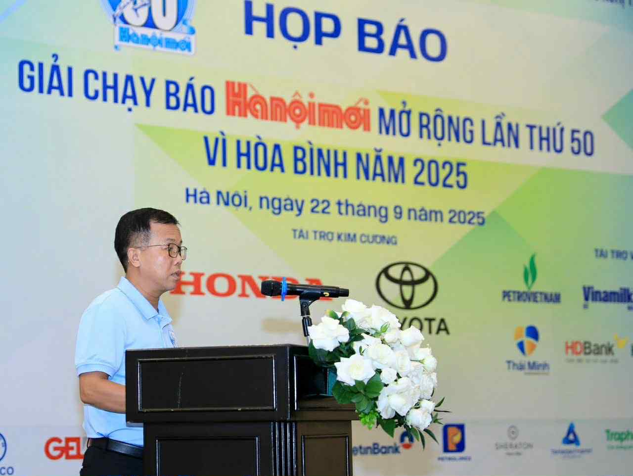 올해 하노이 모이 신문 확장 달리기 대회에는 3 000명 이상의 선수 간부 등이 참가했습니다... 사진: A.N.