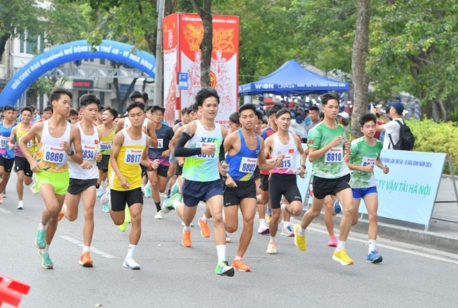 Cac van dong vien thi dau tai giai chay Bao Ha Noi Moi 2024. Anh: Tuyet Minh