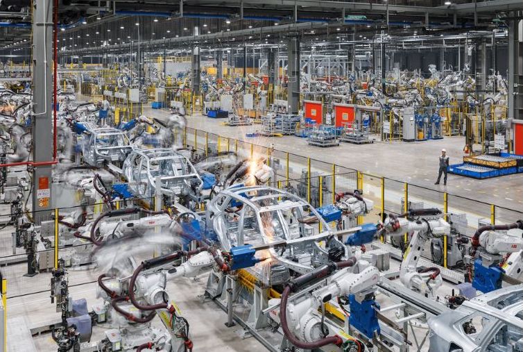 Vingroup etend continuellement ses activites dans les domaines de la recherche du developpement et du transfert de technologies de pointe en particulier les solutions d'automatisation les robots industriels et l'intelligence artificielle (IA). Photo : Vingroup