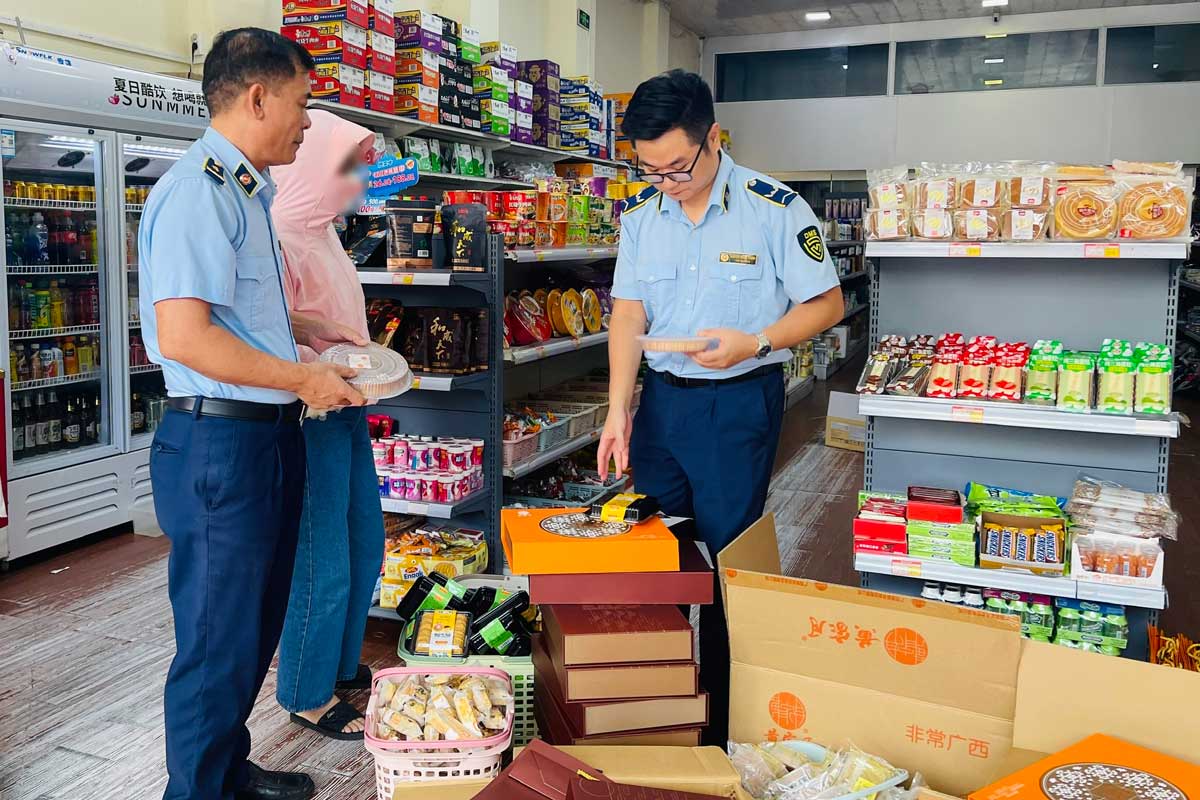 市場管理チームNo. 1は、Quang Ninh州のMong Cai 2 Wardにあるビジネスの場所をチェックしました。写真：Quang Ninh Qltt