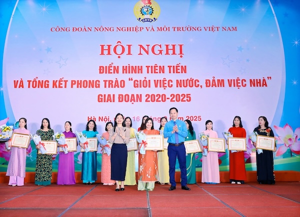 Ms. Nguyen Thi Thanh Huong received a Certificate of Merit on the topic "Good at public affairs, good at home affairs" for the period 2020-2025 from the Vietnam Agricultural and Environmental Trade Union. Photo: Thanh Phong