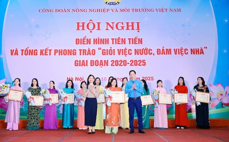 Ms. Nguyen Thi Thanh Huong received a Certificate of Merit on the topic "Good at public affairs, good at home affairs" for the period 2020-2025 from the Vietnam Agricultural and Environmental Trade Union. Photo: Thanh Phong
