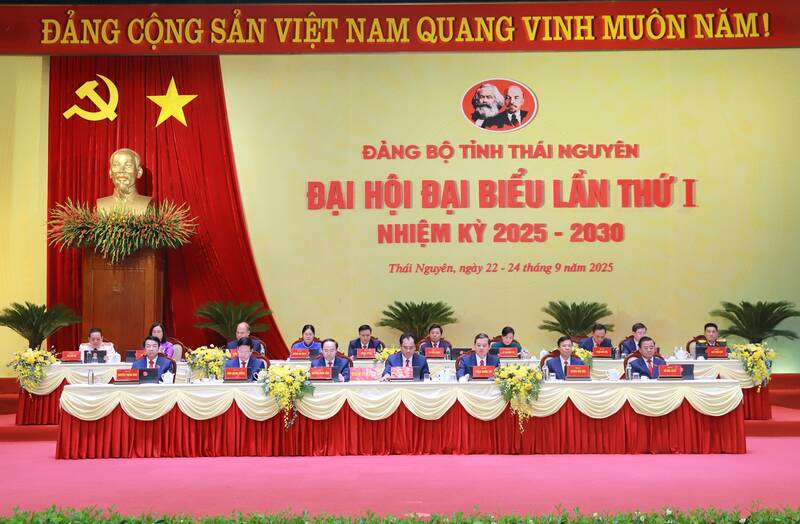 Doan chu tich Dai hoi. Anh: Nhom PV
