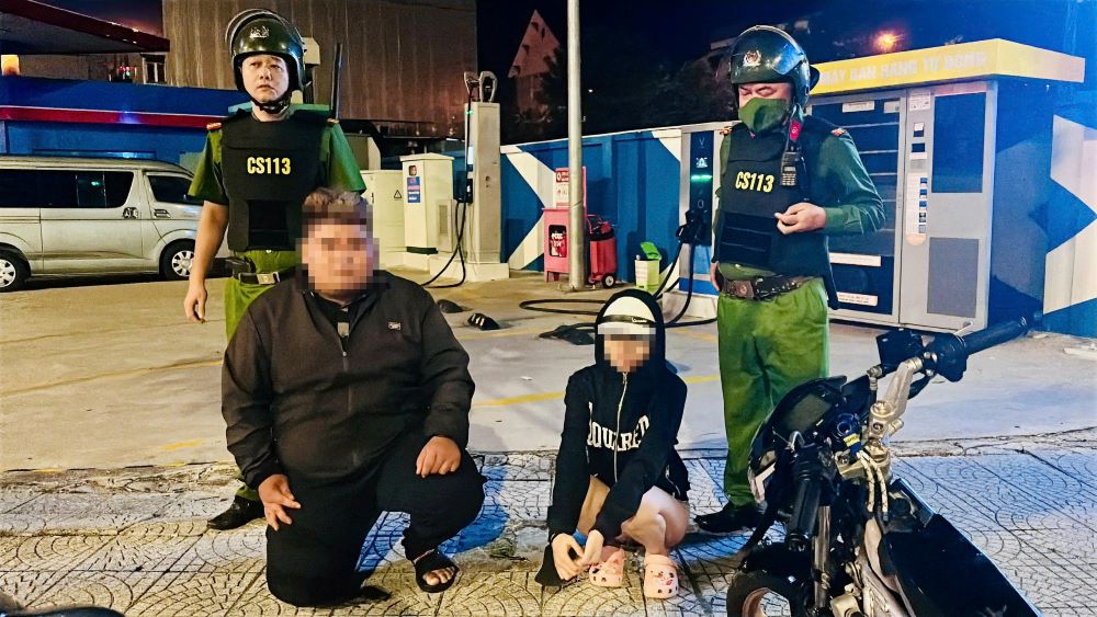 Đà Nẵng chặn nhóm thiếu niên mang roi điện, gậy ba trắc lúc rạng sáng. Ảnh: Công an TP Đà Nẵng