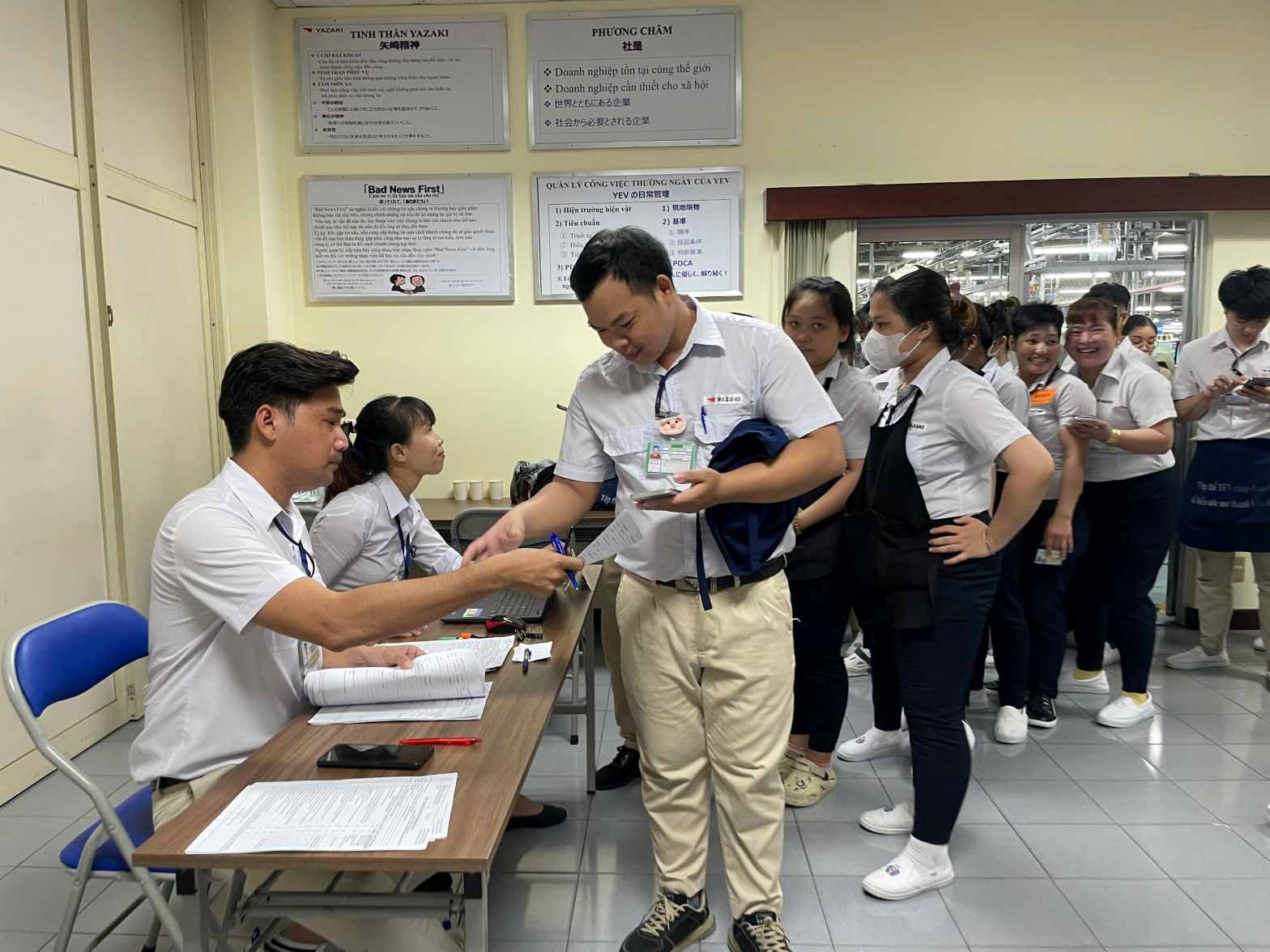 Des ouvriers font la queue pour s'inscrire au don de sang. Photo : Dinh Trong