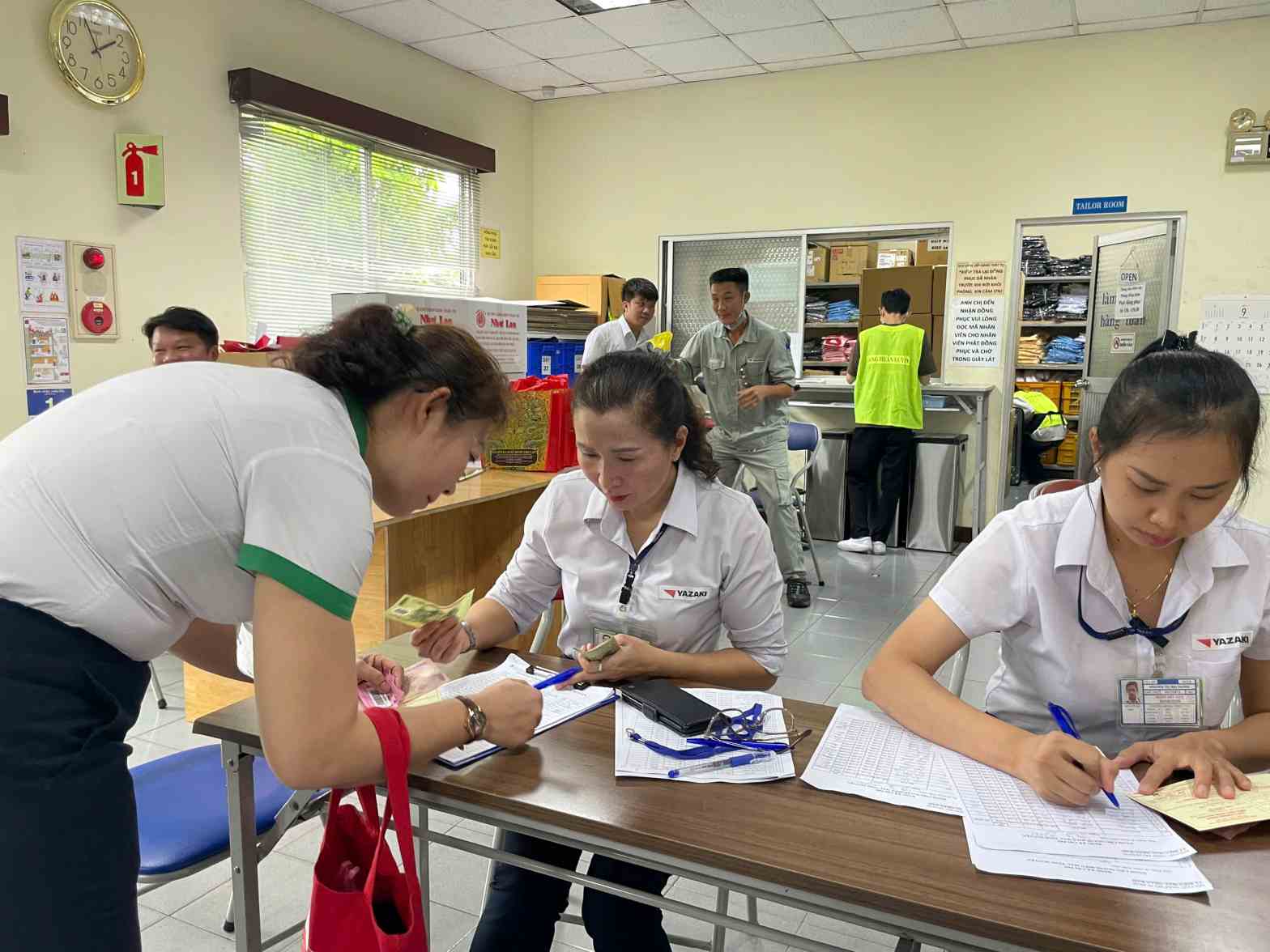 CDCS trao tang them 100.000 dong de dong vien doan vien tham gia hien mau. Anh: Dinh Trong