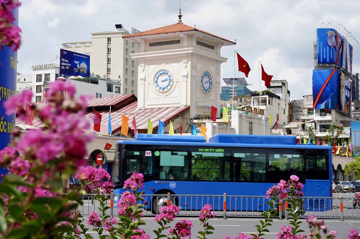 Experts say that arranging separate lanes for buses in Ho Chi Minh City is a boost, it cannot be half-hearted. Photo: Nhu Quynh