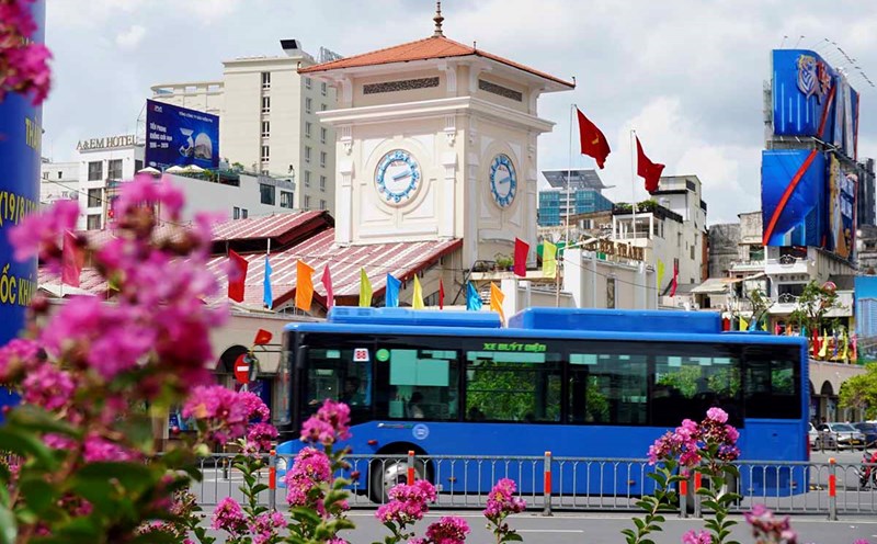 Experts say that arranging separate lanes for buses in Ho Chi Minh City is a boost, it cannot be half-hearted. Photo: Nhu Quynh