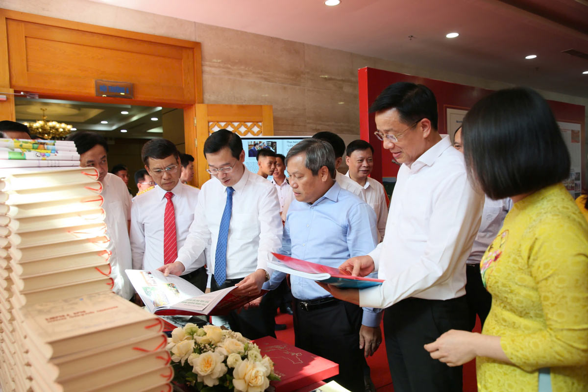 Cac dai bieu tham quan trung bay