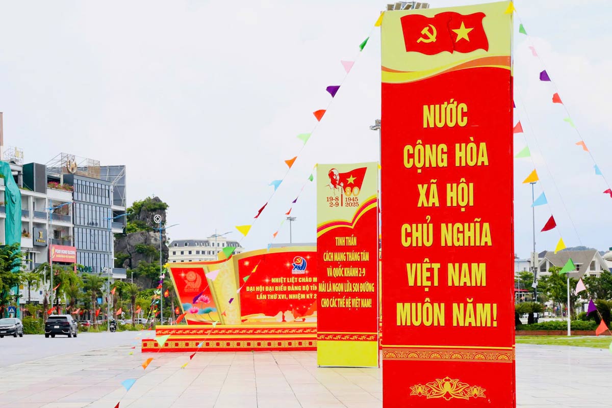 Decorate boards and posters to welcome the 16th Quang Ninh Provincial Party Congress, term 2025 - 2030. Photo: Doan Hung
