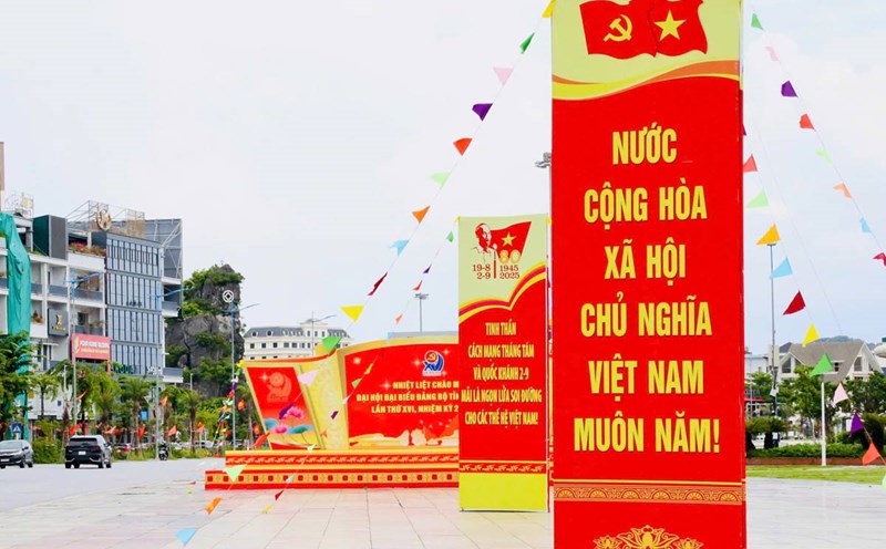 Decorate boards and posters to welcome the 16th Quang Ninh Provincial Party Congress, term 2025 - 2030. Photo: Doan Hung